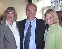Diane Béchamps VP et Alisa Bailey Présidente de la Corporation de Tourisme de Virgine entourent William H. Leighty chef de cabinet du gouverneur Kaine