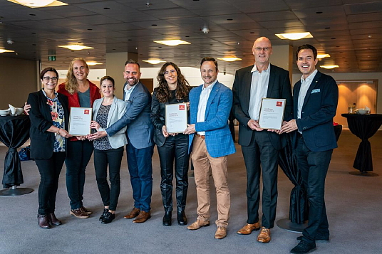 Visages radieux à la cérémonie des Gold Flower Awards de cette année (de gauche à droite): Pascal Prinz, directeur pour le marché canadien, Isabelle Minder, directrice commerciale pour l’Est des États-Unis, Mirko Capodanno, directeur commercial pour l’Ouest des États-Unis, Claudio Zemp, directeur pour les Amériques, Mihaela Weaver, directrice des produits Europe chez TAUCK, Michelle Molnar, directrice des produits Croisières fluviales chez TAUCK, Brigitte Armand, présidente d’EuroBound et Craig Canvin, vice-président RU-Europe chez Goway Travel.