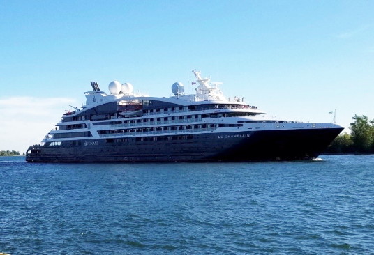 Le MV Le Champlain, navire cinq étoiles de la compagnie de croisières française Ponant – qui est revenu dans les Grands Lacs et a fait escale au Port de Toronto cette saison après une absence de 10 ans – avec 184 passagers impatients de découvrir tous les attraits de Toronto. (Groupe CNW/PortsToronto)