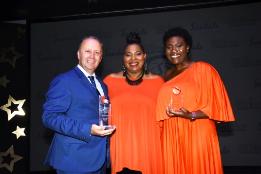 Maureen Barnes-Smith, directrice ventes & marketing Canada entourée par Guy Archambault et Donné Nixon Maureen Barnes-Smith, directrice ventes & marketing Canada entourée par Guy Archambault et Donné Nixon