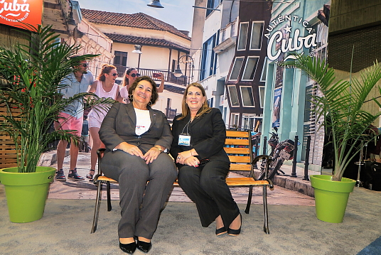 Bàrbara Cruz Rodriguez, directrice générale du marketing à Mintur et Carmen Casal Sanchez directrice section tourisme du Consulat général de Cuba à Montréal.