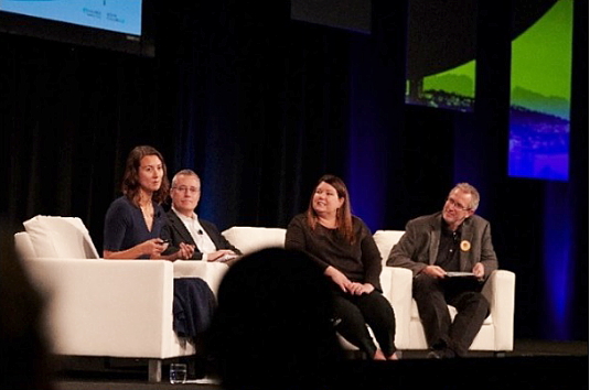 De gauche à droite : Marie Fukudome, directrice principale des affaires environnementales, Hyatt; Douglas Sabo, vice-président et chef mondial de la responsabilité d’entreprise et du développement durable, VISA; Jodi Manning, vice-présidente et directrice du marketing, Cool Effect; et Jonathon Day, professeur agrégé et directeur de programme, École de gestion du tourisme et de l’hôtellerie, Purdue University