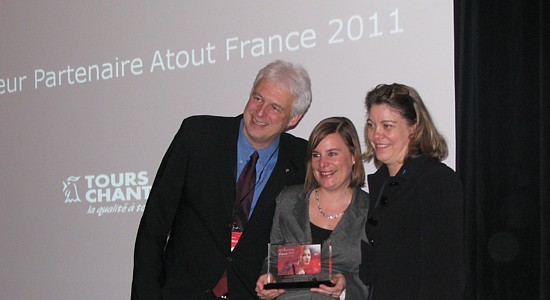 Claude St Pierre directeur général et Crystelle Cormier directrice des ventes de Tours Chanteclerc reçoivent leur trophée des mains d' Armelle Tardy - Joubert, directrice Canada d'Atout France Claude St Pierre directeur général et Crystelle Cormier directrice des ventes de Tours Chanteclerc reçoivent leur trophée des mains d' Armelle Tardy - Joubert, directrice Canada d'Atout France