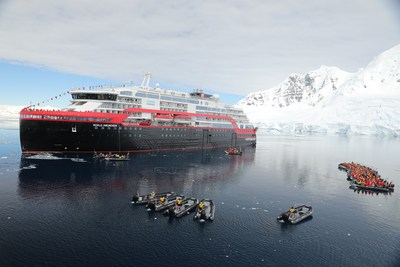 Hurtigruten s'inscrit dans l'histoire en procédant au tout premier baptême de navire de croisière en Antarctique