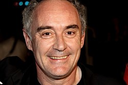 Le chef superstar Ferran Adrià (restaurant El Bulli), pape de la cuisine moléculaire, au Food & Wine Festival de Cancun 2012 Le chef superstar Ferran Adrià (restaurant El Bulli), pape de la cuisine moléculaire, au Food & Wine Festival de Cancun 2012