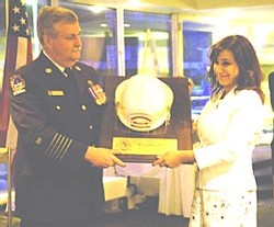 Le capitaine William Stewart remet la plaque à Sophie Khwaja Le capitaine William Stewart remet la plaque à Sophie Khwaja