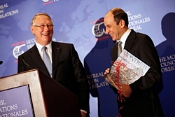 Akbar Al Baker reçoit un livre sur Montréal des mains du maire Gérald Tremblay Akbar Al Baker reçoit un livre sur Montréal des mains du maire Gérald Tremblay