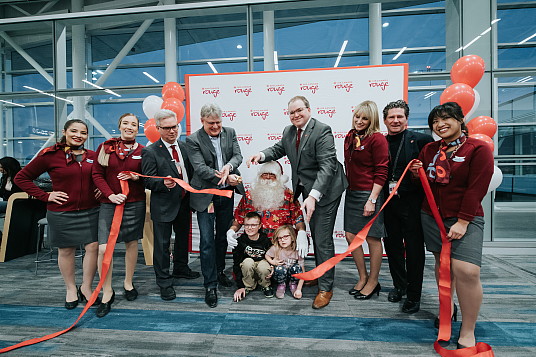 De gauche à droite : Agents de bord, Air Canada Rouge Jean-Luc Tremblay, chef de secteur des ventes – Québec Stéphane Poirier, Président et chef de la direction de YQB David Rheault, directeur général des relations gouvernementales et avec les collectivités chez Air Canada Père Noël et jeunes voyageurs Agents de bord Gary Doucet, Chef d'escale, Air Canada (Groupe CNW/Aéroport de Québec)