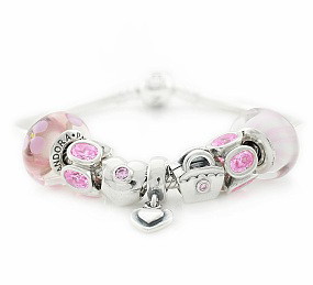 Croisières Encore veut que vous brilliez en vous offrant une ' charmante' prime. Croisières Encore veut que vous brilliez en vous offrant une ' charmante' prime.