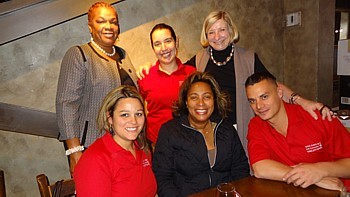 Debout: Sherille Hughes du Paradise Cove Resort, Lorena Quintana de VAC et Dale Pusching, directrice ventes Canada du Bureau de tourisme d'Anguilla. Assis: Julie Golding de VAC; Marie Walker, directrice Amérique du Nord du Bureau de tourisme d'Anguilla et David Côté de VAC. Debout: Sherille Hughes du Paradise Cove Resort, Lorena Quintana de VAC et Dale Pusching, directrice ventes Canada du Bureau de tourisme d'Anguilla. Assis: Julie Golding de VAC; Marie Walker, directrice Amérique du Nord du Bureau de tourisme d'Anguilla et David Côté de VAC.