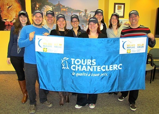 L'équipe Relais pour la vie de Tours Chanteclerc: de gauche à droite : Mathilde Béranger (opérations Circuits Europe), Martin Lapointe (forfaitiste Horizons lointains), Patrice Perreault (forfaitiste Horizons lointains), Adeline Dubois (opérations Amérique du Nord), Catherine Massicotte (tarification groupes Circuits Europe), Mireille Chartier (superviseure Amérique du Nord), Isabelle Coté (coordonnatrice Circuits Europe), Stéphanie Lemieux-Duguay (forfaitiste Horizons lointains) et Steven Bergin (directeur Tours Altitude). L'équipe Relais pour la vie de Tours Chanteclerc: de gauche à droite : Mathilde Béranger (opérations Circuits Europe), Martin Lapointe (forfaitiste Horizons lointains), Patrice Perreault (forfaitiste Horizons lointains), Adeline Dubois (opérations Amérique du Nord), Catherine Massicotte (tarification groupes Circuits Europe), Mireille Chartier (superviseure Amérique du Nord), Isabelle Coté (coordonnatrice Circuits Europe), Stéphanie Lemieux-Duguay (forfaitiste Horizons lointains) et Steven Bergin (directeur Tours Altitude).