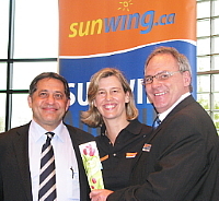 Sam Char, directeur exécutif; Marie-Josée Carrière superviseure marketing et Guy Marchand superviseur ventes de Sunwing Québec Sam Char, directeur exécutif; Marie-Josée Carrière superviseure marketing et Guy Marchand superviseur ventes de Sunwing Québec