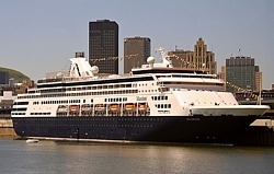 La Maasdam dans le port de Montréal (archives)