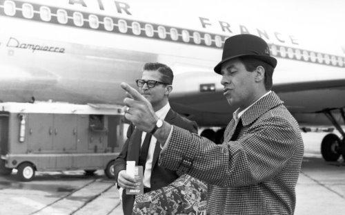 1967.05.06. Invité au Festival de Cannes, l'acteur Jerry LEWIS embarquera dans quelques instants à bord de l'appareil d'Air France à destination de Nice.Collection Air France.DR/Collection Musée Air France.DR