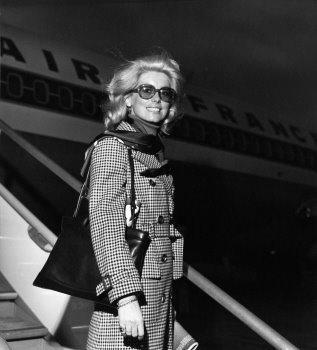1970. Catherine DENEUVE embarque à Orly à bord d'un Boeing 727-200 d'Air France à destination de Madrid où elle assistera à la projection du film de Luis Bunuel "TRISTANA", dont elle est une des vedettes.Collection Air France.DR/Collection Musée Air France.DR 1970. Catherine DENEUVE embarque à Orly à bord d'un Boeing 727-200 d'Air France à destination de Madrid où elle assistera à la projection du film de Luis Bunuel "TRISTANA", dont elle est une des vedettes.Collection Air France.DR/Collection Musée Air France.DR