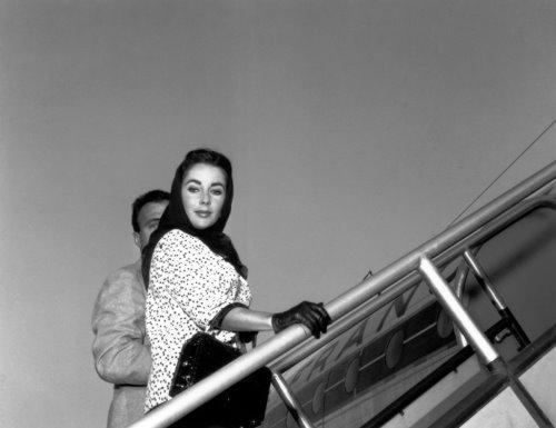 Elizabeth TAYLOR embarque à bord d'un avion Air France.Collection Air France.DR/Collection Musée Air France.DR Elizabeth TAYLOR embarque à bord d'un avion Air France.Collection Air France.DR/Collection Musée Air France.DR