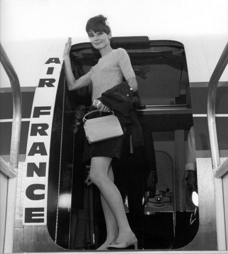 1967.09.25. Après un court séjour à Paris, l'actrice Audrey HEPBURN embarque à bord d'une caravelle d'Air France à destination de genève où elle réside actuellement. Collection Air France.DR/Collection Musée Air France.DR