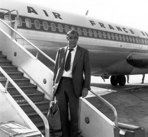 1971.09.17. L'acteur écossais, Sean CONNERY, embarque à Orly à bord du boeing 727 d'Air France à destination de Londres.Collection Air France.DR/Collection Musée Air France.DR