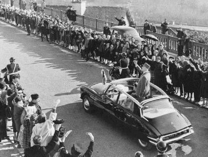 Le Général de Gaulle dans sa DS. Le Général de Gaulle dans sa DS.