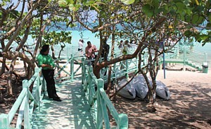 Au Memories Flamenco, une longue passerelle enjambe la mangrove et rejoint la mer. Au Memories Flamenco, une longue passerelle enjambe la mangrove et rejoint la mer.