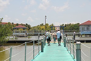 A l'hôtel La Laguna (bientôt l'Iberostar Mojito), la passerelle menant vers la plage et les villas sur pilotis. A l'hôtel La Laguna (bientôt l'Iberostar Mojito), la passerelle menant vers la plage et les villas sur pilotis.
