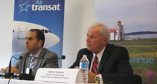 Joe Adamo, vice président marketing de Transat et Allen Graham président de Transat Canada et président-directeur général d’Air Transat.