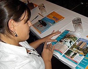 Annie Bouthillette de Voyage Vasco St-Hubert découvre la brochure Annie Bouthillette de Voyage Vasco St-Hubert découvre la brochure