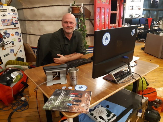 Richard Rémy, fondateur de l'agence de voyages de treks et kayaks Karavaniers à son bureau de la rue Saint-Ambroise à Montréal. (Groupe CNW/Karavaniers)