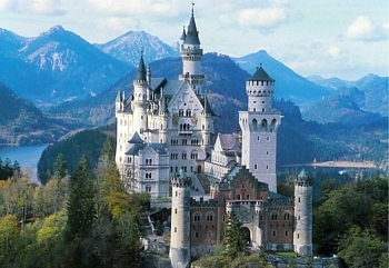 Le château de Neuschwanstein, inspiré de l'époque médiévale. Le château de Neuschwanstein, inspiré de l'époque médiévale.
