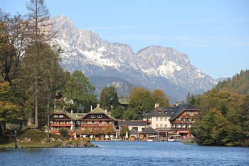 Voisine de la frontière autrichienne, Berchtesgaden est encerclée par de nombreux sommets. Voisine de la frontière autrichienne, Berchtesgaden est encerclée par de nombreux sommets.