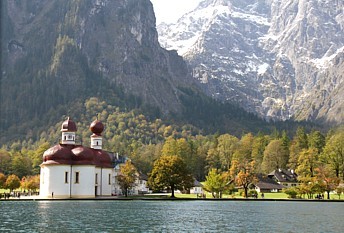 L'église Saint-Barthélémy est située sur une péninsule, au coeur du lac Konigsee. L'église Saint-Barthélémy est située sur une péninsule, au coeur du lac Konigsee.