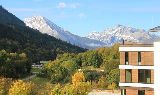 Perché à mille mètres, l'Intercontinental de Berchtesgaden forme un fer à cheval, au milieu des montagnes.