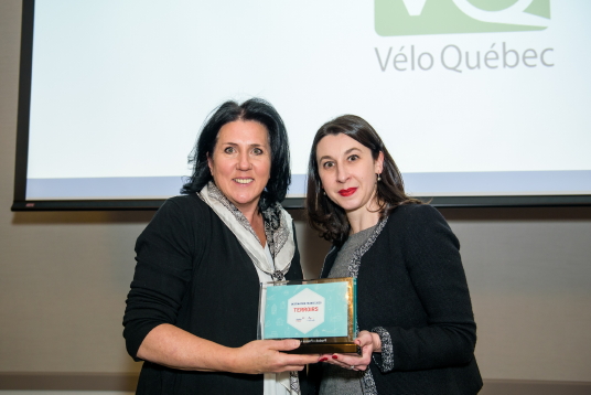 Andrée Gervais, directrice de Vélo Québec Voyage reçoit le trophée des mains de Mme Sophie Lagoutte, consule générale de France à Montréal.. (photo par Francis Lhotelin)