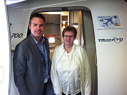 "Richard Bartrem, vice-président, communications et relations communautaires, de WestJet, en compagnie de Dianne Schlaht de Peterborough, en Ontario. Dianne est l'heureuse gagnante du vol aller-retour pour deux à n'importe quelle destination du réseau de WestJet qui a été tiré au hasard le 29 mai 2012 à bord du millionième vol de WestJet effectué en Boeing 737 de la nouvelle génération "Richard Bartrem, vice-président, communications et relations communautaires, de WestJet, en compagnie de Dianne Schlaht de Peterborough, en Ontario. Dianne est l'heureuse gagnante du vol aller-retour pour deux à n'importe quelle destination du réseau de WestJet qui a été tiré au hasard le 29 mai 2012 à bord du millionième vol de WestJet effectué en Boeing 737 de la nouvelle génération