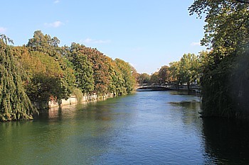 Munich est traversée par L'Isar, qui prend sa source dans les Alpes.