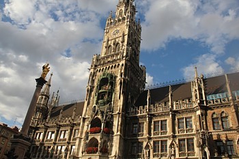 Le carillon de l'Hôtel de Ville, à Marienplatz, demeure un des pôles d'attraction majeur.