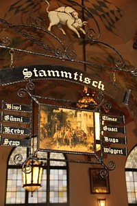 La brasserie Hofbrauhaus est une véritable institution à Munich. La brasserie Hofbrauhaus est une véritable institution à Munich.