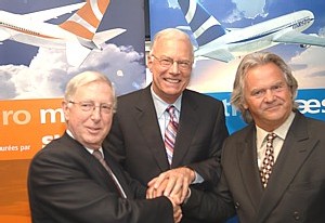 Michel Mordret, président et chef de la direction de Vacances Maestro, Russel Payson, président du conseil de Skyservice airlines et Louis F. Larivière, président du conseil de Vacances Maestro