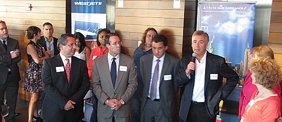 L'équipe des ventes de Delta Airlines New York écoute les propos de Bryan Wolfenden, v-p développement des affaires par interim de Westjet L'équipe des ventes de Delta Airlines New York écoute les propos de Bryan Wolfenden, v-p développement des affaires par interim de Westjet