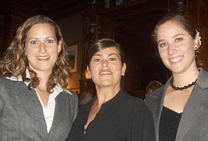 Cynthia Galazzo et Amélie Poirier, coordonnatrices aux ventes, entourant Nathalie Guay, directrice générale du Réseau Ensemble au Québec