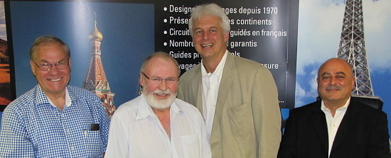 Bernard Beauchamp entouré des dirigeants et actionnaires de Tours Chanteclerc; Harry Goetschi, Claude St-Pierre (président) et Joseph Ackad Bernard Beauchamp entouré des dirigeants et actionnaires de Tours Chanteclerc; Harry Goetschi, Claude St-Pierre (président) et Joseph Ackad