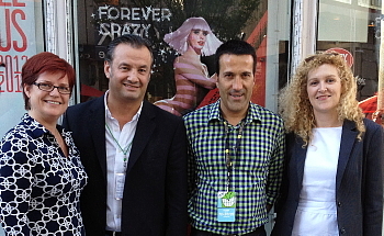 Brigitte Mondor et Mélanie Paul-Hus d'Atout France entourent Claude Micallef, directeur clientèle internationale et Frank Paquet, directeur de tournée du Crazy Horse Brigitte Mondor et Mélanie Paul-Hus d'Atout France entourent Claude Micallef, directeur clientèle internationale et Frank Paquet, directeur de tournée du Crazy Horse