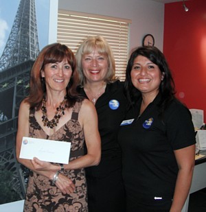 Louise Garceau, la gagnante du prix, Lina Côté, directrice des ventes, Québec, Manitoba et Canada Atlantique, Intair Vacances, Intair, et Tours Maison, et Jennipher Santa Cruz, Responsable du développement des affaires, Intair Vacances, Intair, et Tours Maison. Louise Garceau, la gagnante du prix, Lina Côté, directrice des ventes, Québec, Manitoba et Canada Atlantique, Intair Vacances, Intair, et Tours Maison, et Jennipher Santa Cruz, Responsable du développement des affaires, Intair Vacances, Intair, et Tours Maison.