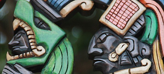 Des masques qui représentent les Mayas, notamment avec ce serpent, si vénéré Des masques qui représentent les Mayas, notamment avec ce serpent, si vénéré