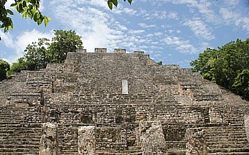 Calakmul est dominée par deux pyramides superposées très imposantes, qui surplombent une véritable " mer" verte. Calakmul est dominée par deux pyramides superposées très imposantes, qui surplombent une véritable " mer" verte.