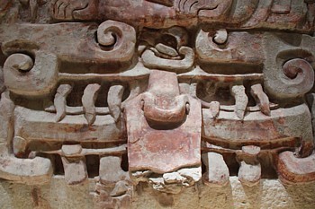 A Balamku, les facades de stuc ont conservé leurs couleurs originales. A Balamku, les facades de stuc ont conservé leurs couleurs originales.