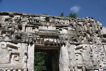 Les serpents et les jaguars sont représentés souvent sur les façades (comme ici, sur le site de Chicanna) Les serpents et les jaguars sont représentés souvent sur les façades (comme ici, sur le site de Chicanna)