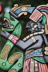Des masques qui représentent les Mayas, notamment avec ce serpent, si vénéré Des masques qui représentent les Mayas, notamment avec ce serpent, si vénéré