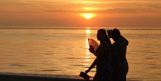 Le coucher du soleil sur la promenade qui borde le golfe (le "Malecon") à Campeche. Le coucher du soleil sur la promenade qui borde le golfe (le "Malecon") à Campeche.
