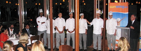 Guy Marchand, gérant senior développement des affaires du Groupe Sunwing au Québec et à Ottawa présente le chef Hakim Chajar et sa brigade de l'I.T.H.Q. Guy Marchand, gérant senior développement des affaires du Groupe Sunwing au Québec et à Ottawa présente le chef Hakim Chajar et sa brigade de l'I.T.H.Q.